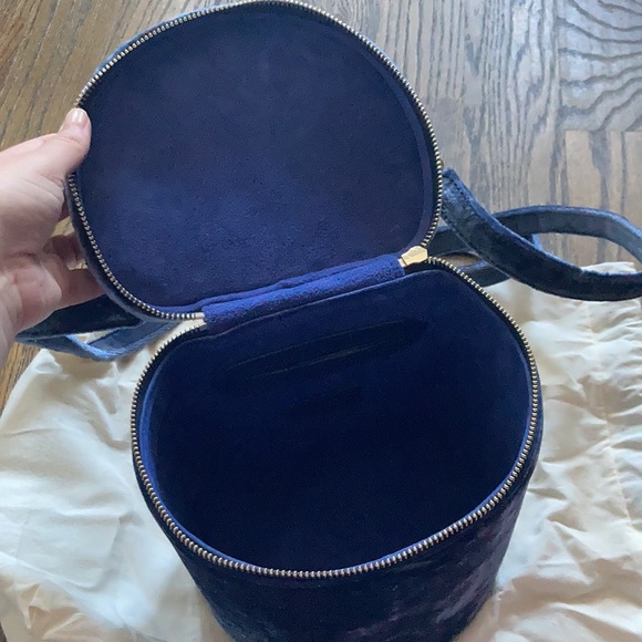 STAUD ‘vitti’ velvet bucket bag in navy blue - Picture 12 of 16